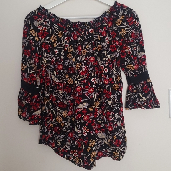 Off the Shoulder Floral Blouse - Picture 3 of 3